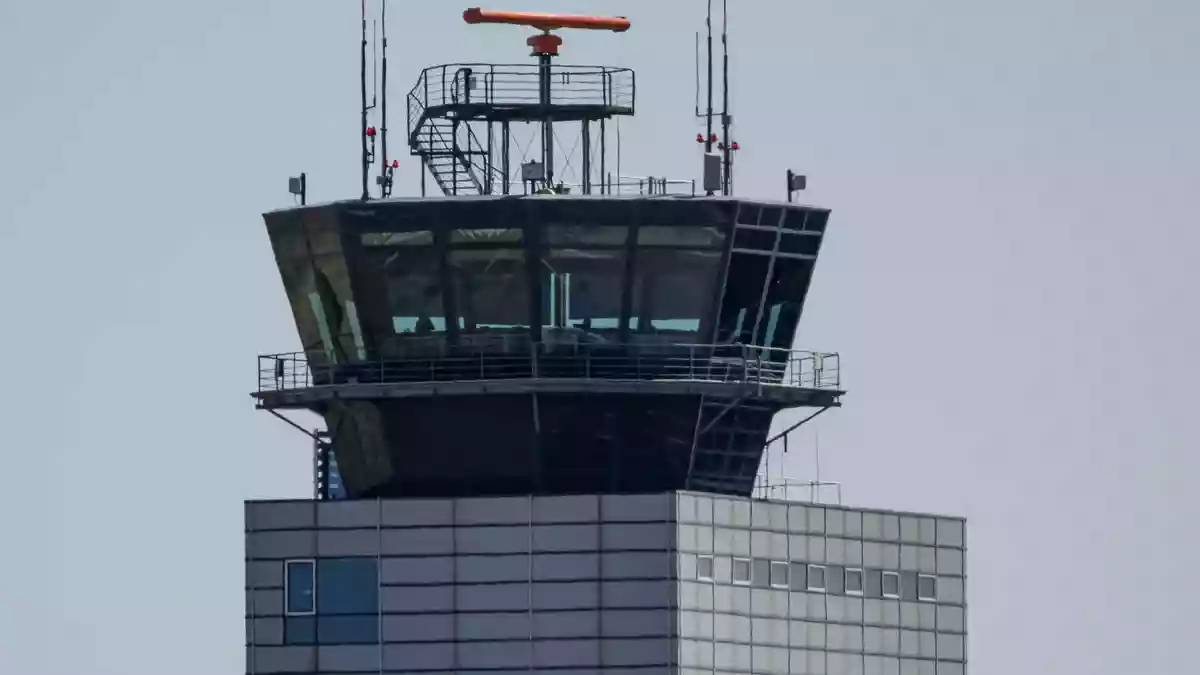 Ein beschädigter Zaun am Flughafen Leipzig/Halle hat einen Polizeieinsatz ausgelöst. (Archivbild) - Bild: Hendrik Schmidt/dpa