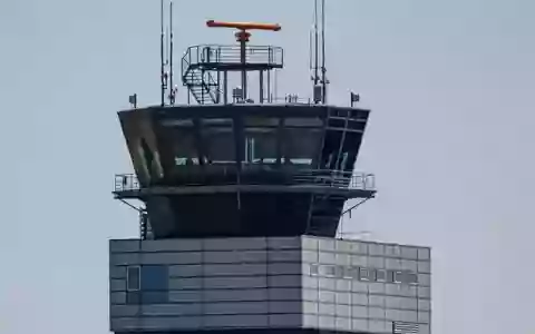 Ein beschädigter Zaun am Flughafen Leipzig/Halle hat einen Polizeieinsatz ausgelöst. (Archivbild) - Foto: Hendrik Schmidt/dpa