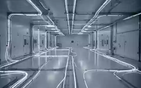 Ein steriler, hochmoderner Reinraum in der Halbleiterfertigung mit komplexen technischen Installationen an der Decke. - Foto: über boerse-global.de