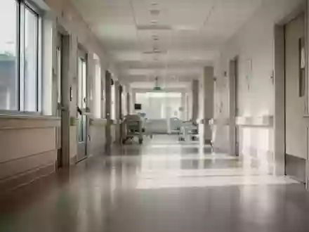 Ein heller, moderner Krankenhausflur mit natĂĽrlichem Lichteinfall und minimalistischer Architektur. - Foto: ĂĽber boerse-global.de