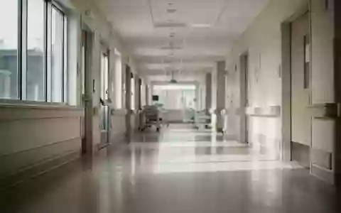 Ein heller, moderner Krankenhausflur mit natürlichem Lichteinfall und minimalistischer Architektur. - Foto: über boerse-global.de