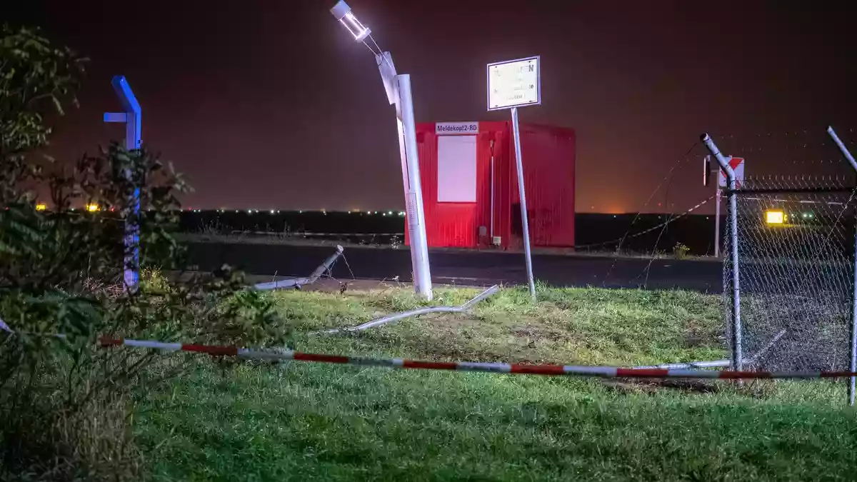 Ein beschädigter Zaun am Flughafen Leipzig/Halle hat einen Polizeieinsatz ausgelöst. - Bild: Erik-Holm Langhofof/EHL Media/dpa