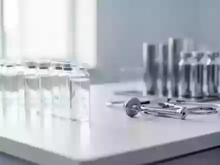 Steriles klinisches Labor mit medizinischen Glasgefäßen und glänzenden Oberflächen in einer hellen, professionellen Umgebung. - Foto: über boerse-global.de