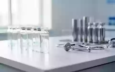 Steriles klinisches Labor mit medizinischen Glasgefäßen und glänzenden Oberflächen in einer hellen, professionellen Umgebung. - Foto: über boerse-global.de