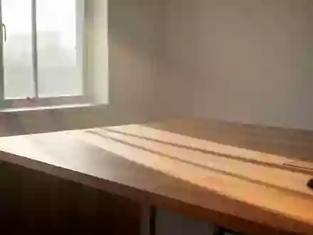 Ein heller, minimalistischer Arbeitsplatz mit natürlichem Lichteinfall, der eine ruhige und gesunde Arbeitsumgebung symbolisiert. - Foto: über boerse-global.de
