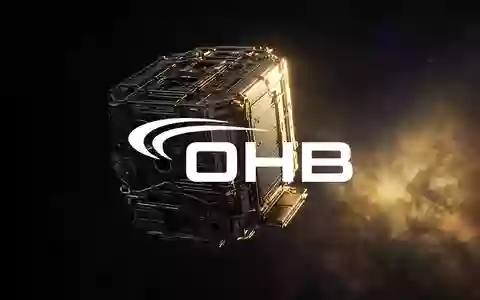 Ein modernes Satellitenbauteil vor einem dunklen Weltraumhintergrund mit goldener Beleuchtung als Symbol für die Luftfahrt. - Foto: über boerse-global.de
