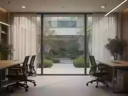 Ein helles, modern eingerichtetes Büro mit ergonomischen Möbeln und Blick in einen begrünten Innenhof. - Foto: über boerse-global.de