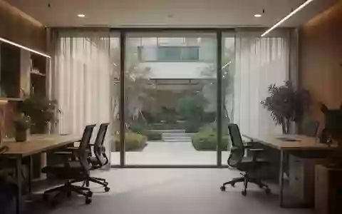 Ein helles, modern eingerichtetes Büro mit ergonomischen Möbeln und Blick in einen begrünten Innenhof. - Foto: über boerse-global.de
