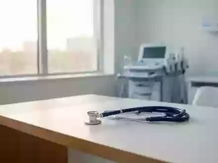 Ein helles, minimalistisches Behandlungszimmer mit einem Stethoskop auf einem weißen Schreibtisch in natürlichem Licht. - Foto: über boerse-global.de