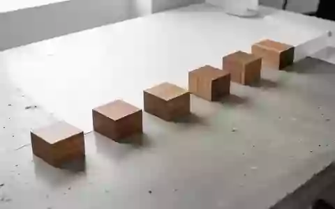 Ein minimalistischer, aufgeräumter Arbeitsplatz mit in einer logischen Reihe angeordneten Holzblöcken auf Beton. - Foto: über boerse-global.de