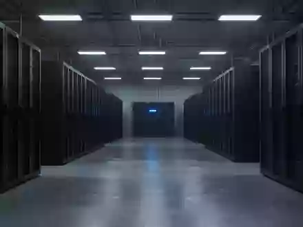 Ein minimalistischer, leerer Serverraum mit dunklen Schaltschränken und kühler Beleuchtung. - Foto: über boerse-global.de