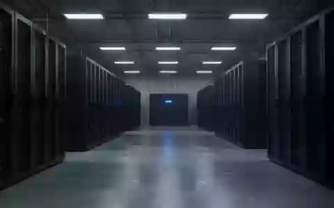 Ein minimalistischer, leerer Serverraum mit dunklen Schaltschränken und kühler Beleuchtung. - Foto: über boerse-global.de