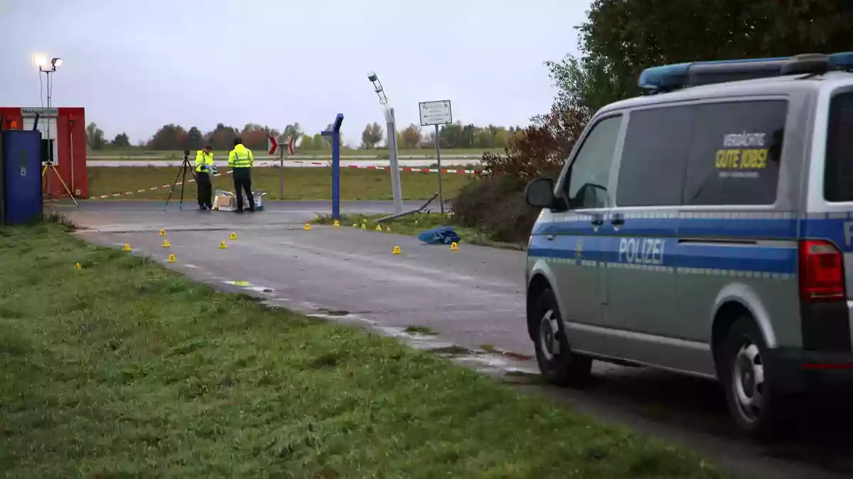 Die Polizei war auch nach Tagesanbruch am Ort des Geschehens. - Bild: Tobias Junghannß/dpa