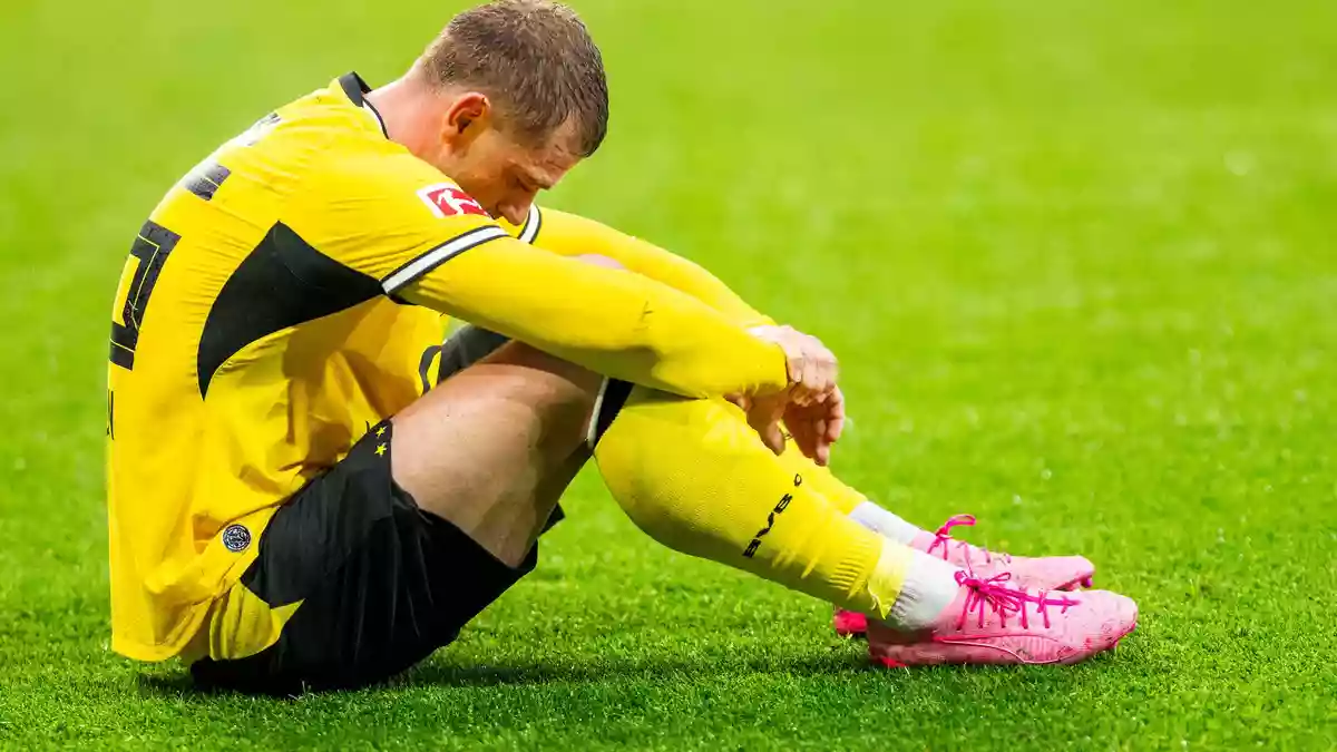 BVB-Profi Julian Ryerson saß nach dem nächsten Rückschlag enttäuscht auf dem Rasen. - Bild: Julius Frick/dpa