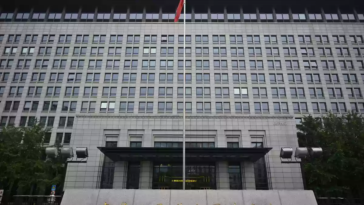 Chinas Handelsministerium plant neue Exportkontrollen für Schlüsseltechnologien aus den Bereichen künstliche Intelligenz, Solartechnik und Biomedizin. (Archivbild) - Bild: Johannes Neudecker/dpa