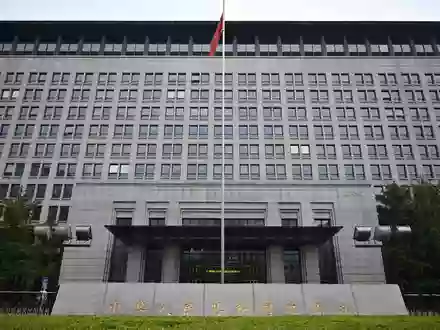 Chinas Handelsministerium plant neue Exportkontrollen für Schlüsseltechnologien aus den Bereichen künstliche Intelligenz, Solartechnik und Biomedizin. (Archivbild) - Foto: Johannes Neudecker/dpa