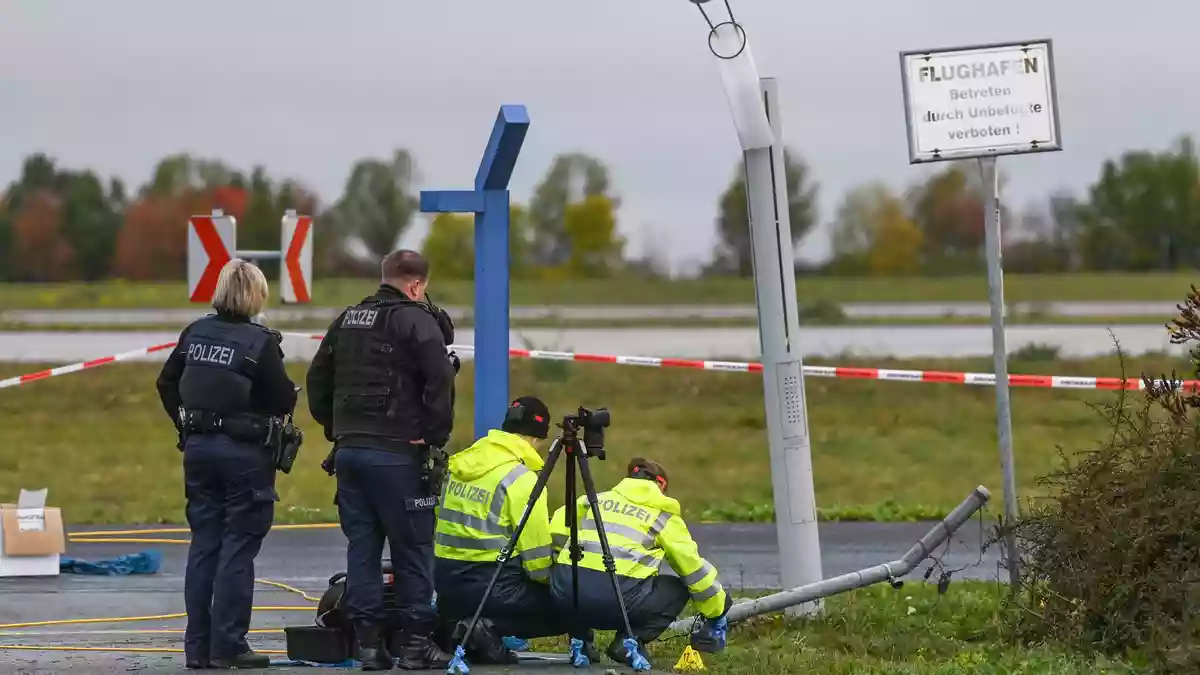 Die Polizei ermittelt nach einem erneuten Sicherheitsvorfall am Flughafen Leipzig/Halle. - Bild: Heiko Rebsch/dpa