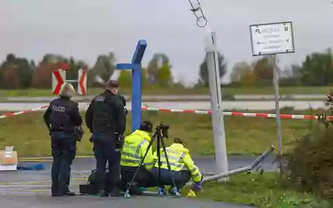 Die Polizei ermittelt nach einem erneuten Sicherheitsvorfall am Flughafen Leipzig/Halle. - Foto: Heiko Rebsch/dpa