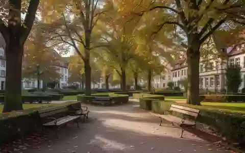 Ein ruhiger, sonniger öffentlicher Park mit leeren Holzbänken an einem gepflasterten Weg in einer Kleinstadt. - Foto: über boerse-global.de