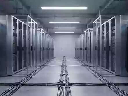 Ein hochmodernes, leeres Technologielabor mit symmetrischen Serverschränken und komplexer Verkabelung in einer sachlichen, industriellen Umgebung. - Foto: über boerse-global.de