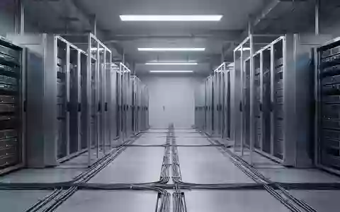 Ein hochmodernes, leeres Technologielabor mit symmetrischen Serverschränken und komplexer Verkabelung in einer sachlichen, industriellen Umgebung. - Foto: über boerse-global.de