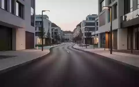 Eine moderne, leere Stadtstraße in Zagreb bei Dämmerung, die die städtische Infrastruktur und den Straßenverlauf zeigt. - Foto: über boerse-global.de