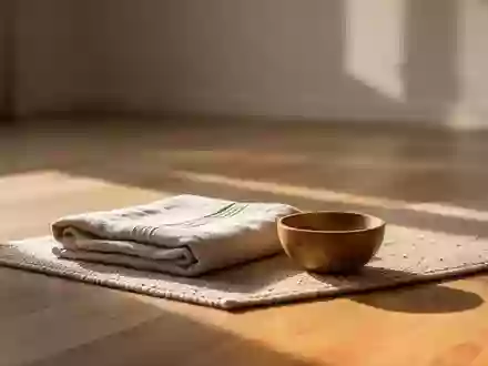 Ein minimalistisch gestalteter Entspannungsraum mit Holzboden und weichem Tageslicht zur Unterstützung der Muskelregeneration. - Foto: über boerse-global.de