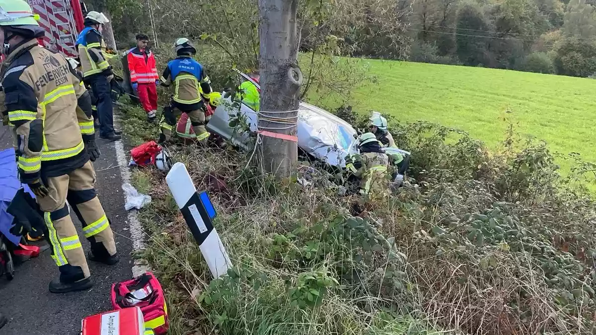FW-E: Schwerer Verkehrsunfall - Pkw prallt im Graben gegen Baum - Bild: presseportal.de