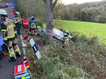 FW-E: Schwerer Verkehrsunfall - Pkw prallt im Graben gegen Baum - Foto: presseportal.de