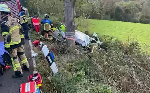 FW-E: Schwerer Verkehrsunfall - Pkw prallt im Graben gegen Baum - Foto: presseportal.de