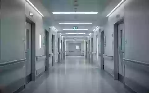 Ein moderner, steriler Krankenhausflur ohne Personen, der eine professionelle und technologische Atmosphäre vermittelt. - Foto: über boerse-global.de