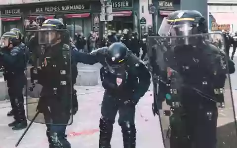 Während des Protesttags wurden frankreichweit 500 Einsatzkräfte verletzt. - Foto: Fabian Suspensivo/ZUMA Press Wire/dpa