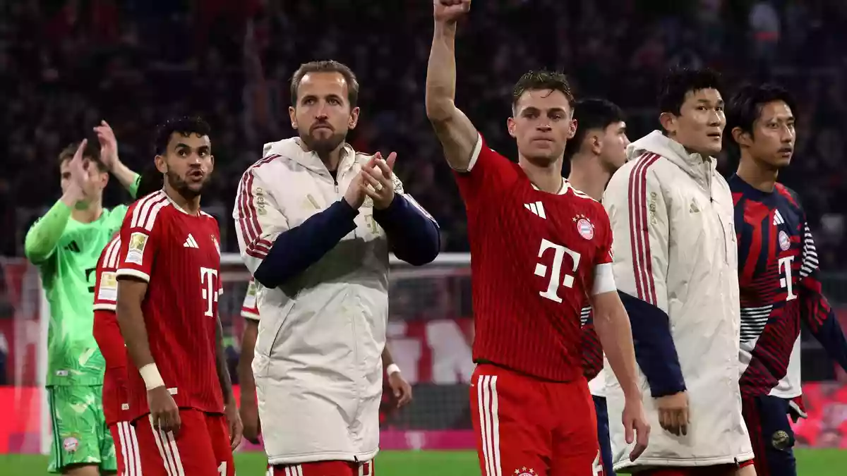 Joshua Kimmich reckt die Faust nach oben und freut sich über den Bayern-Auftritt.  - Bild: Karl-Josef Hildenbrand/dpa
