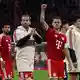 Joshua Kimmich reckt die Faust nach oben und freut sich über den Bayern-Auftritt.  - Bild: Karl-Josef Hildenbrand/dpa