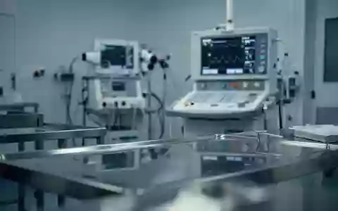 Ein moderner, steriler Operationssaal mit medizinischen Geräten in einer urologischen Klinik. - Foto: über boerse-global.de