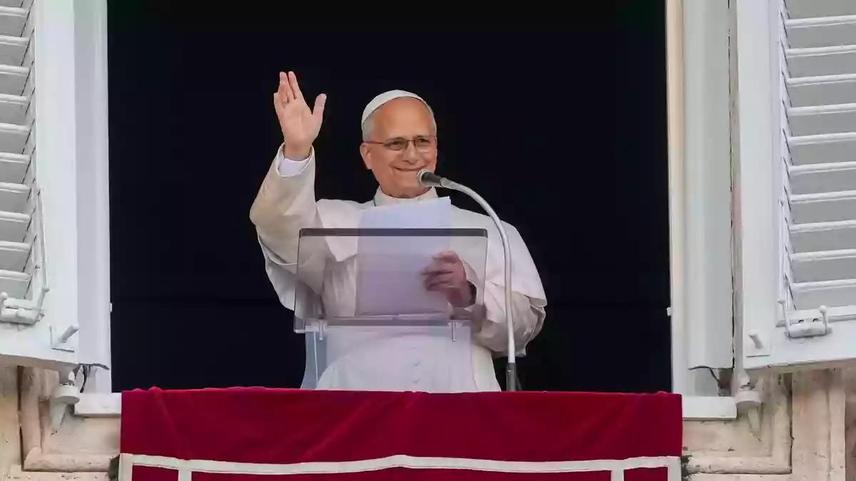 Fünf Tage nach seiner Krebs-Operation hat Papst Leo XIV. bei seinem ersten öffentlichen Auftritt das Angelus-Gebet am Petersplatz im Vatikan gelesen.  - Bild: Alessandra Tarantino/AP/dpa