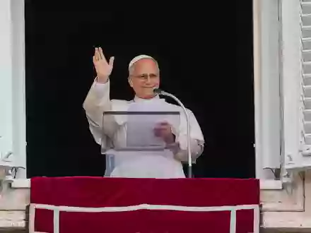 Fünf Tage nach seiner Krebs-Operation hat Papst Leo XIV. bei seinem ersten öffentlichen Auftritt das Angelus-Gebet am Petersplatz im Vatikan gelesen.  - Foto: Alessandra Tarantino/AP/dpa