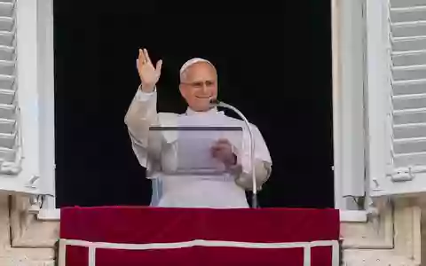 Fünf Tage nach seiner Krebs-Operation hat Papst Leo XIV. bei seinem ersten öffentlichen Auftritt das Angelus-Gebet am Petersplatz im Vatikan gelesen.  - Foto: Alessandra Tarantino/AP/dpa