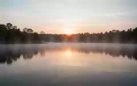 Symbolbild: ruhiger See bei Sonnenaufgang - Foto: über boerse-global.de