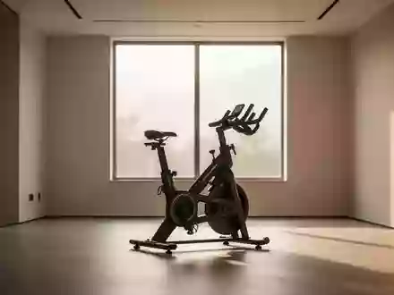 Ein minimalistischer Fitnessraum mit einem stationären Fahrrad in hellem, natürlichem Morgenlicht. - Foto: über boerse-global.de