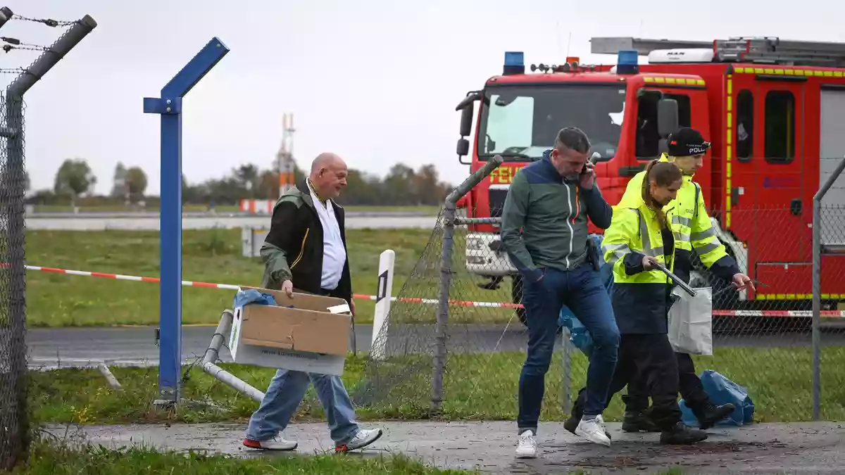 Nachdem ein Zaun am Flughafen Leipzig/Halle stark beschädigt wurde, ermittelt die Polizei in alle Richtungen. - Bild: Heiko Rebsch/dpa