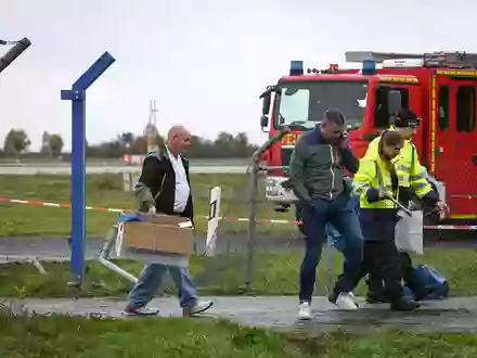 Nachdem ein Zaun am Flughafen Leipzig/Halle stark beschädigt wurde, ermittelt die Polizei in alle Richtungen. - Foto: Heiko Rebsch/dpa