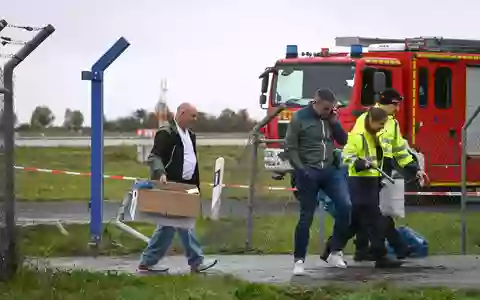 Nachdem ein Zaun am Flughafen Leipzig/Halle stark beschädigt wurde, ermittelt die Polizei in alle Richtungen. - Foto: Heiko Rebsch/dpa