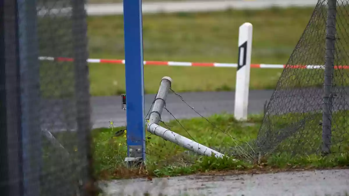 Der beschädigte Zaunabschnitt liegt an einer öffentlichen Straße. - Bild: Heiko Rebsch/dpa