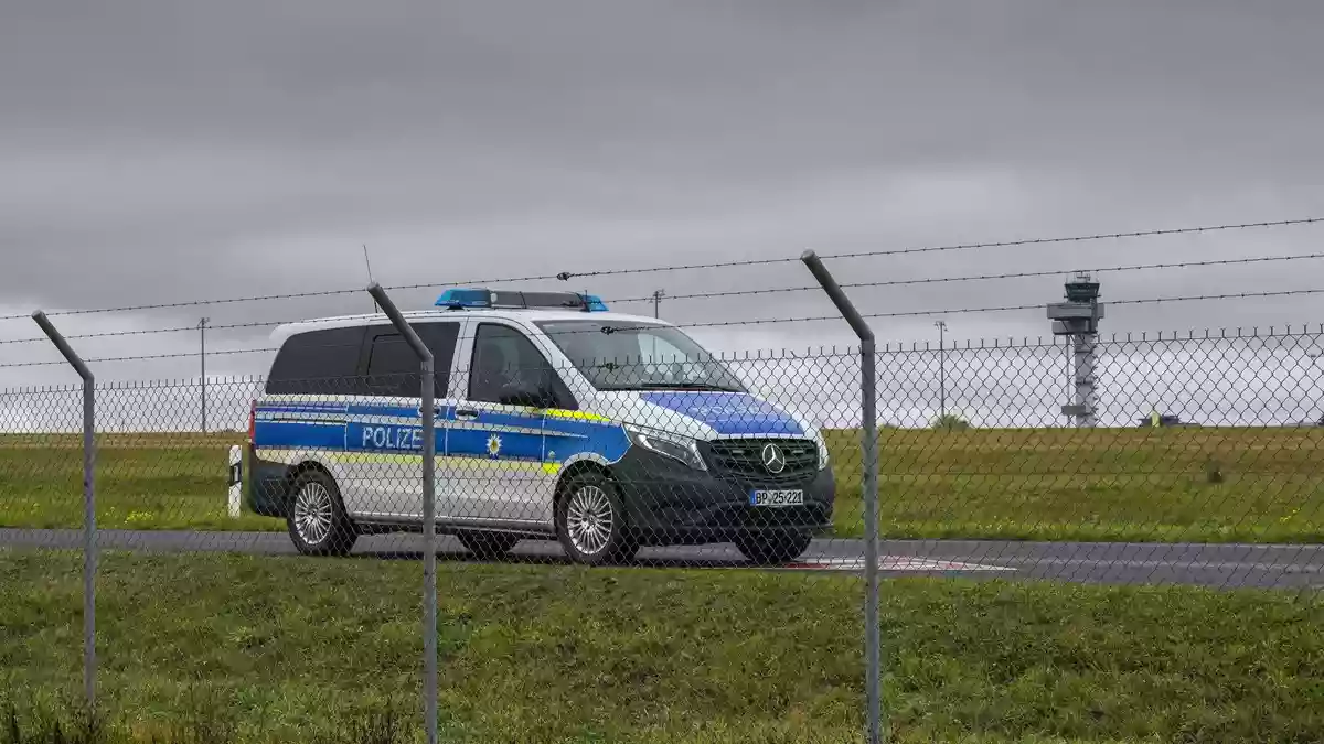 Die Nordpiste war wegen des Polizeieinsatzes gesperrt. - Bild: Heiko Rebsch/dpa