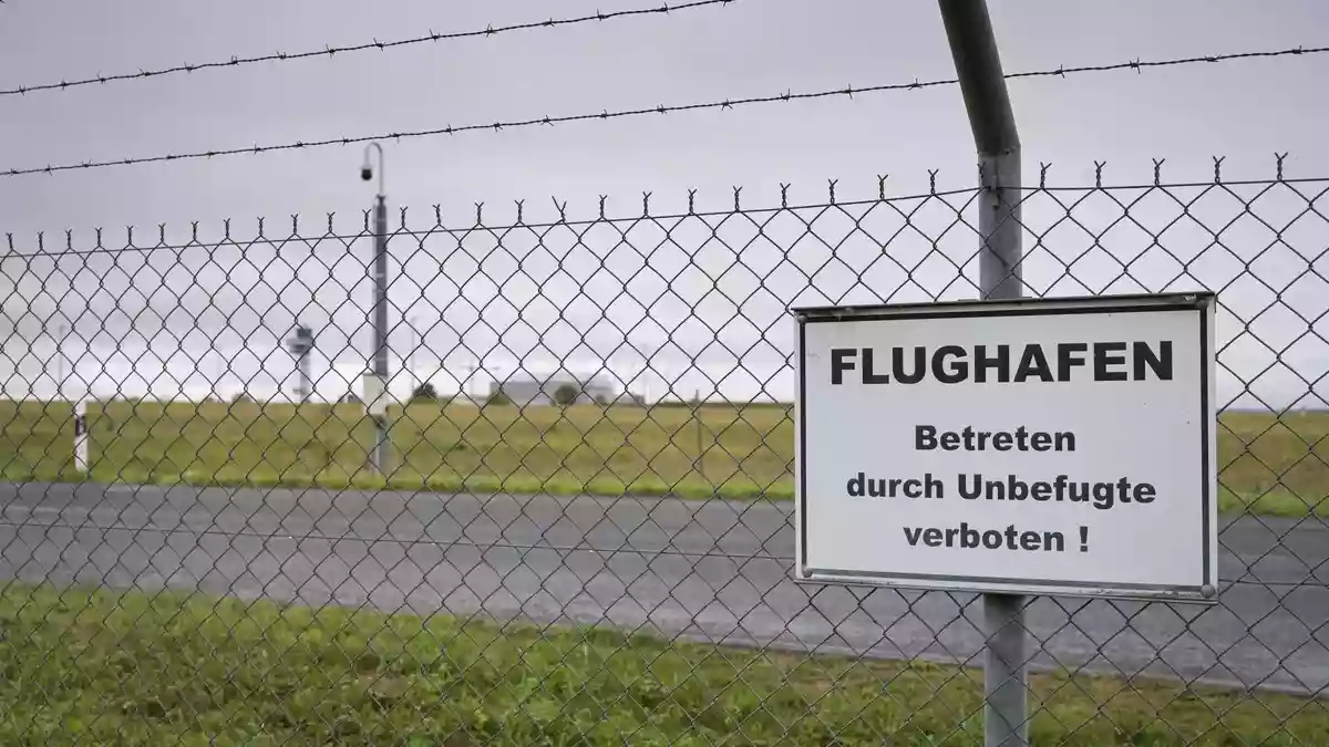 Drei russische Antonow-Frachtflugzeuge stehen wegen der EU-Sanktionen seit 2022 am Flughafen Leipzig/Halle und dürfen nicht starten. - Bild: Heiko Rebsch/dpa