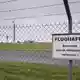 Drei russische Antonow-Frachtflugzeuge stehen wegen der EU-Sanktionen seit 2022 am Flughafen Leipzig/Halle und dürfen nicht starten. - Bild: Heiko Rebsch/dpa