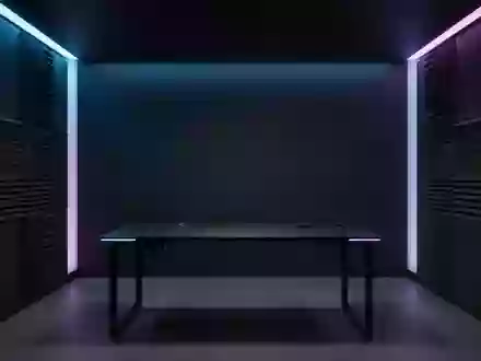 Ein minimalistischer, dunkel gehaltener Gaming-Raum mit atmosphärischer Beleuchtung und akustischen Wandpaneelen. - Foto: über boerse-global.de