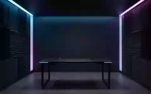 Ein minimalistischer, dunkel gehaltener Gaming-Raum mit atmosphärischer Beleuchtung und akustischen Wandpaneelen. - Foto: über boerse-global.de