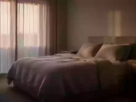 Ein ruhig gestaltetes Schlafzimmer im sanften Morgenlicht, das eine Atmosphäre der Erholung und Stille vermittelt. - Foto: über boerse-global.de